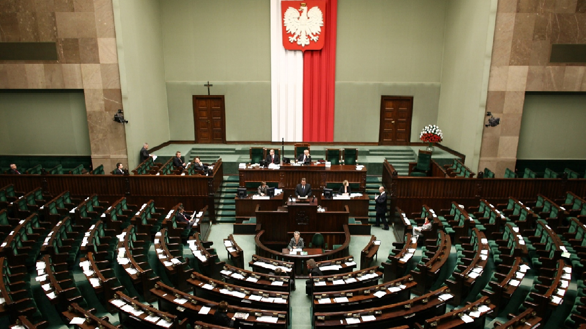 Poloniya senatı, Ukrainağa siyasiy ve silâlı destegi aqqında qararını qabul etti